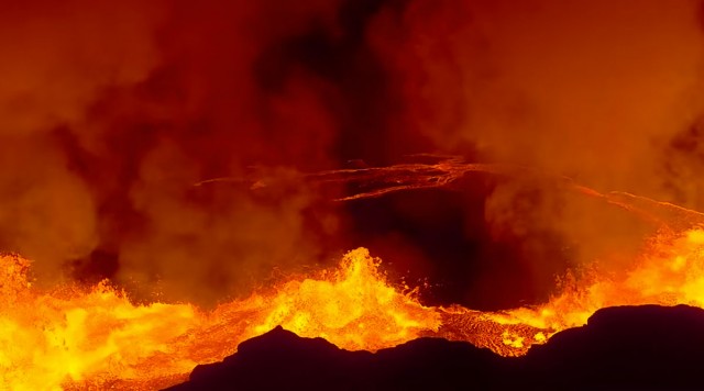 A Drone Captures Dangerously Close Video Of Volcanic Eruptions-4