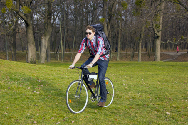 Fontus: This Amazing Bottle Turns Humidity To Water During Bicycling-1