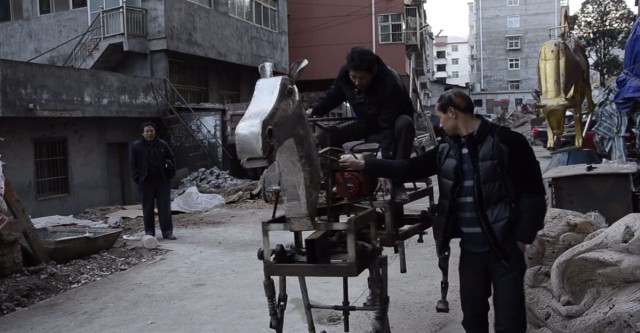 A Chinese Man Makes A Mechanical Horse To Walk In The Street-1