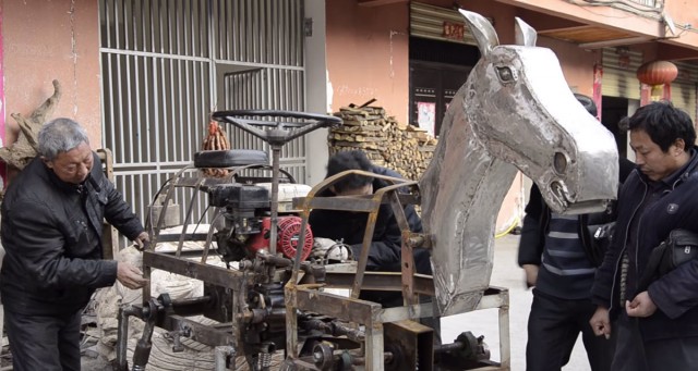 A Chinese Man Makes A Mechanical Horse To Walk In The Street-4