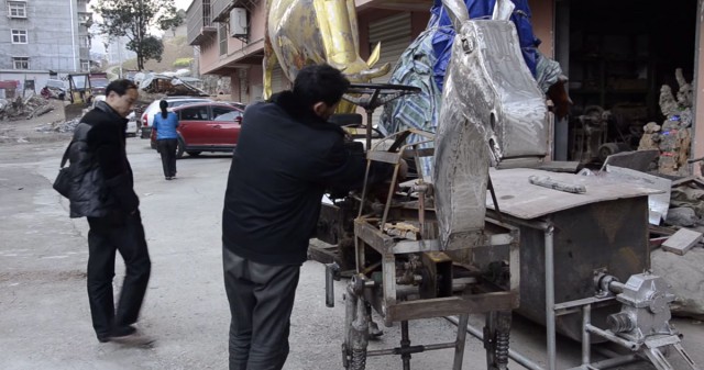 A Chinese Man Makes A Mechanical Horse To Walk In The Street-6