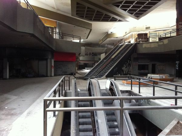 Hawthorne Plaza - Hawthorne,-Top 9 Most Surreal Abandoned American Shopping Centers-24