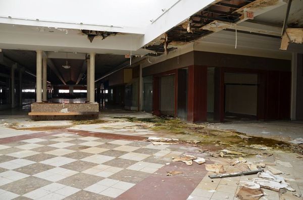 Turfland Mall - Lexington, Kentucky-Top 9 Most Surreal Abandoned American Shopping Centers-25