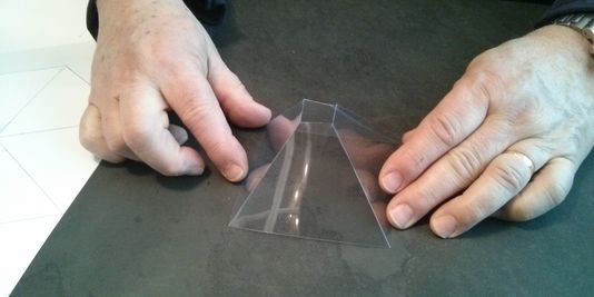 Make Amazing Holograms In Just Ten Minutes Using iPad-3