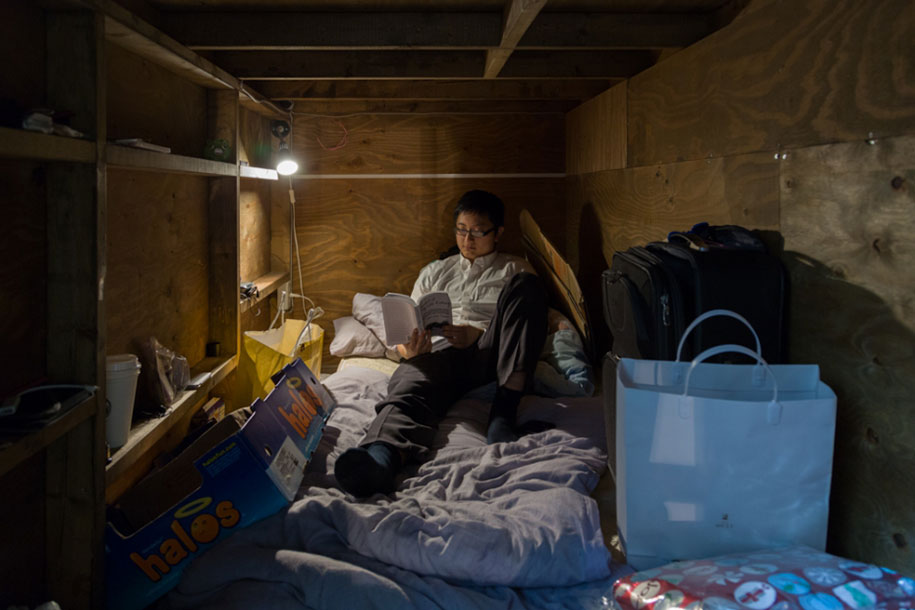 Stunning Images Of People Living In Very Small Rooms In Japan-5
