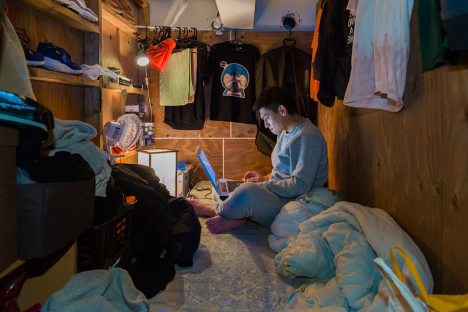 Stunning Images Of People Living In Very Small Rooms In Japan-9
