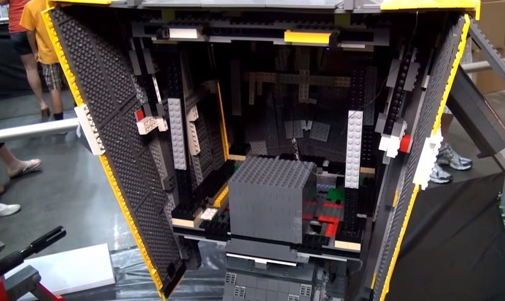 A Passionate Of Borderlands Reproduces Claptrap Robot Using Simple LEGO-3