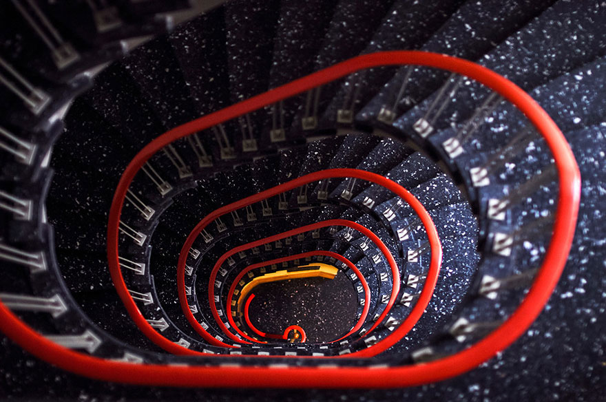 30 Absolutely Mesmerizing Spiral Staircase Designs From Around The World-17