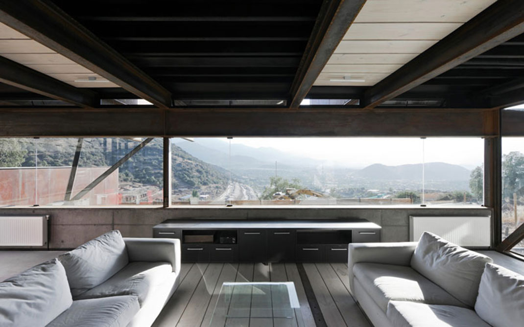 This amazing house was built with 8 containers. It overlooks the capital of Chile, Santiago 