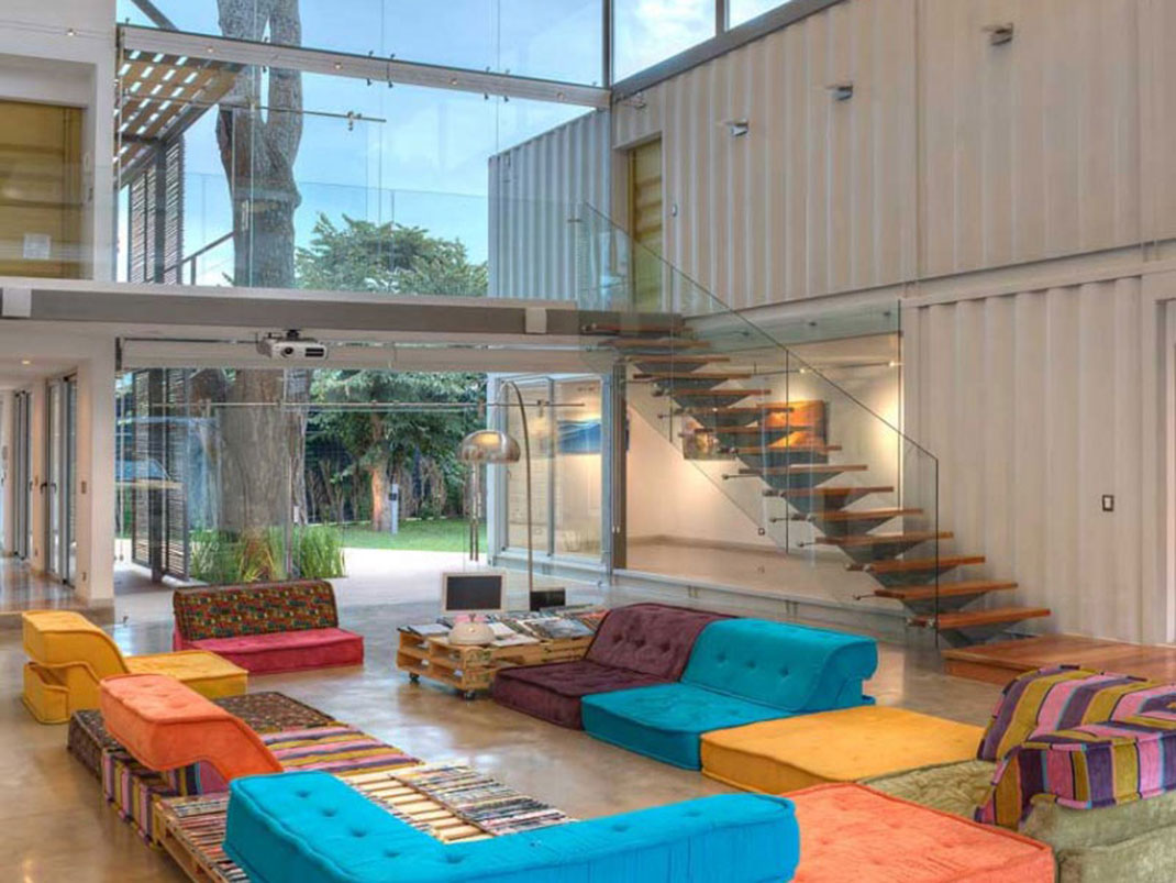 The architect Jose Maria Trejos used 8 containers to design this house in Costa Rica