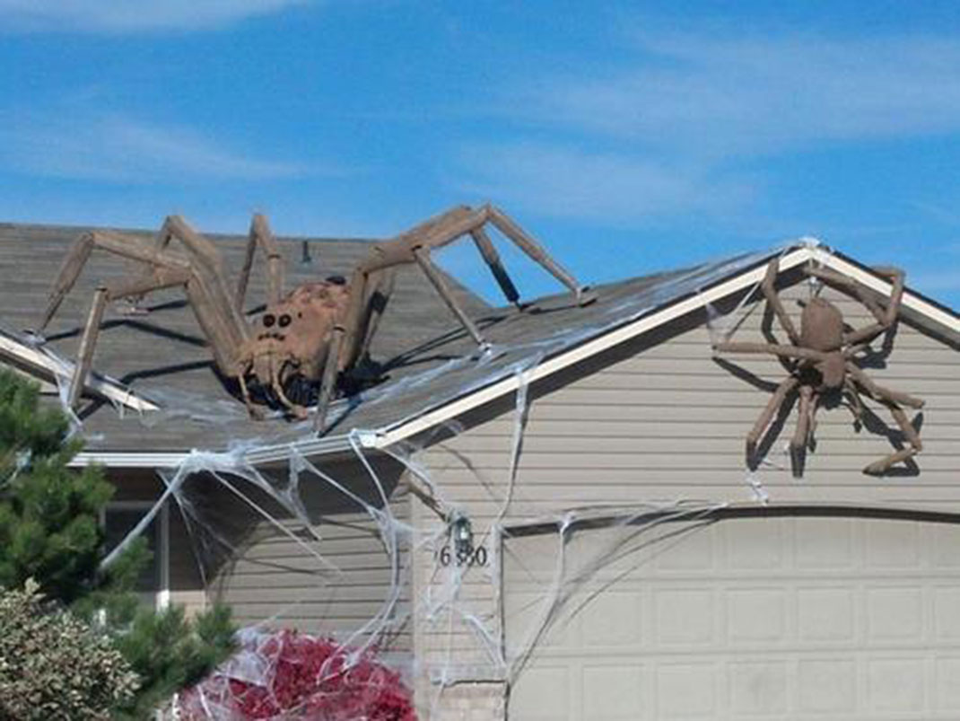 These Halloween Decorations Convert Homes Into Real Horror Meuseums-24
