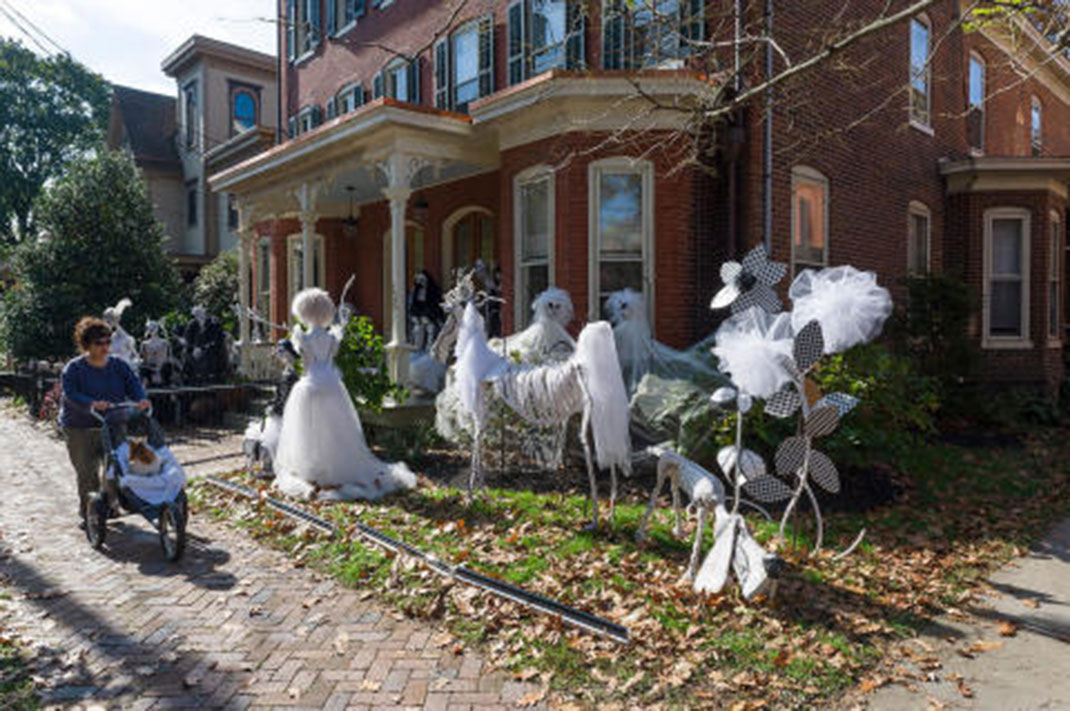 These Halloween Decorations Convert Homes Into Real Horror Meuseums-32
