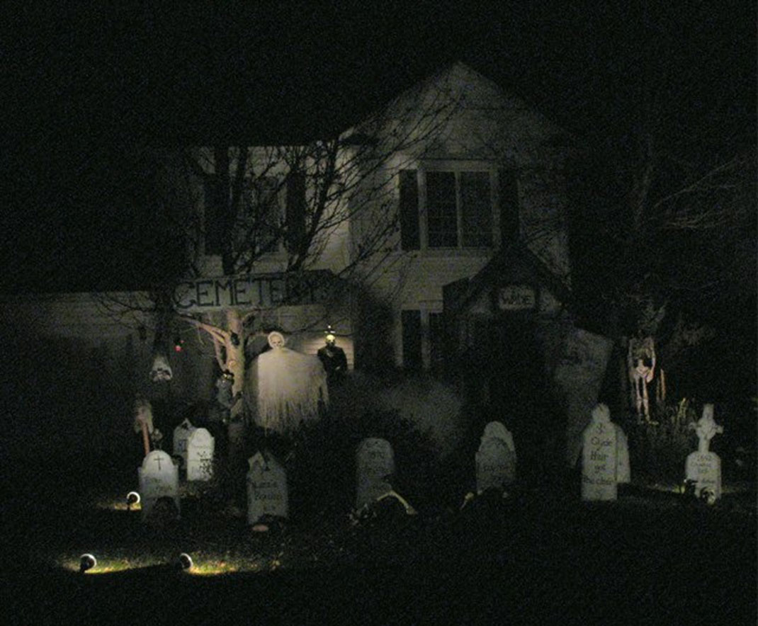 These Halloween Decorations Convert Homes Into Real Horror Meuseums-35