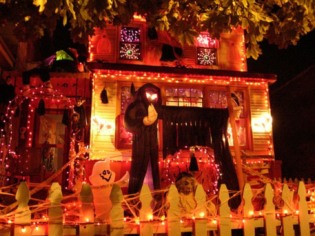 These Halloween Decorations Convert Homes Into Real Horror Meuseums-39