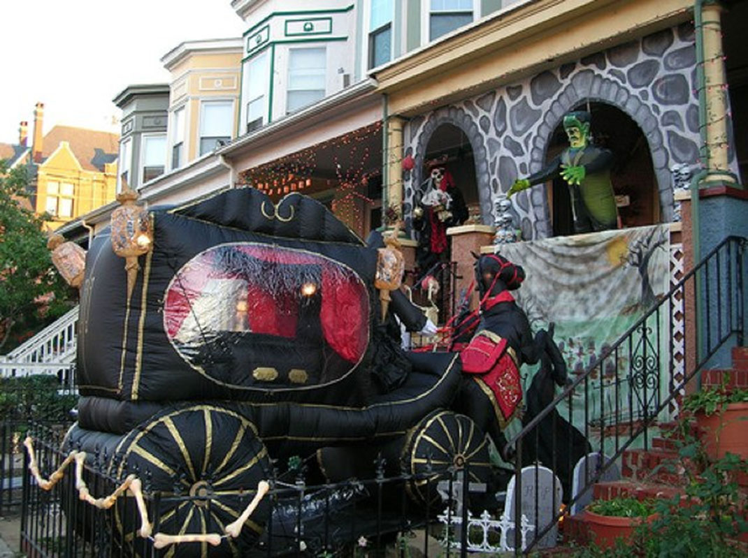 These Halloween Decorations Convert Homes Into Real Horror Meuseums-40