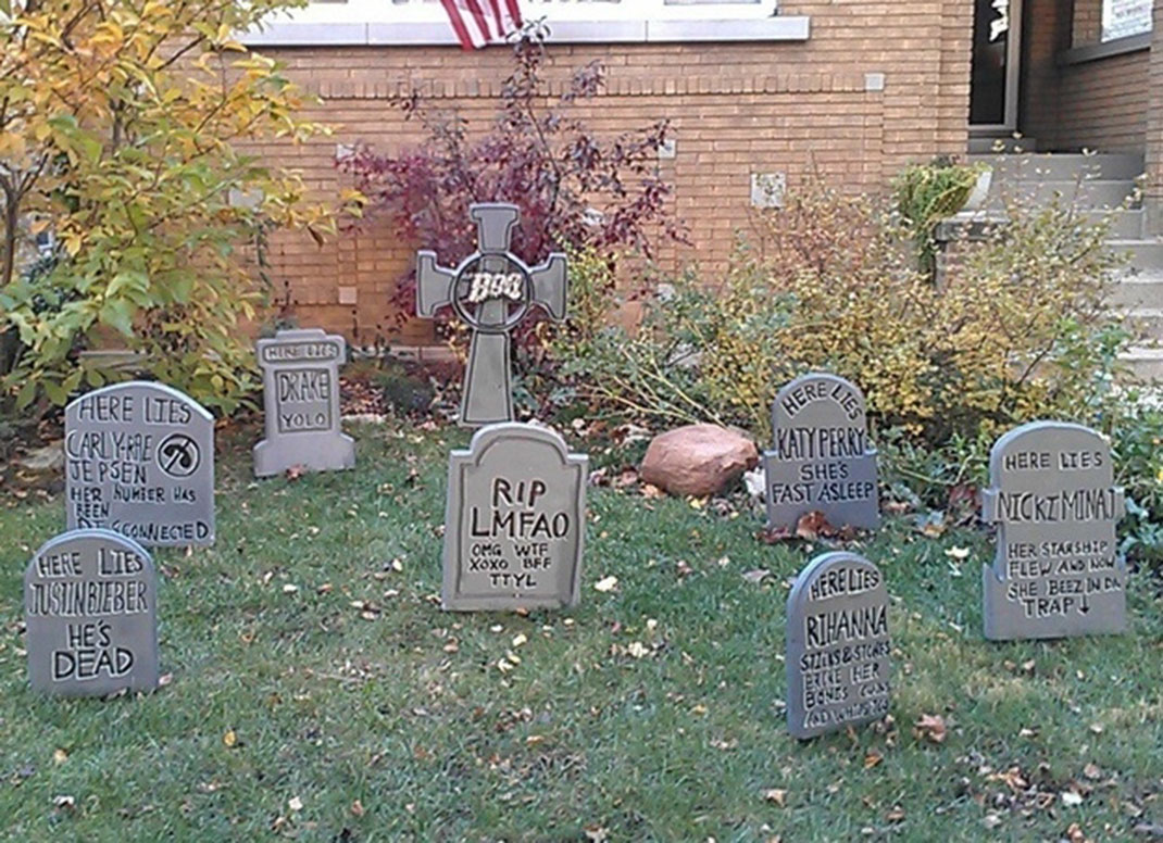 These Halloween Decorations Convert Homes Into Real Horror Meuseums-7