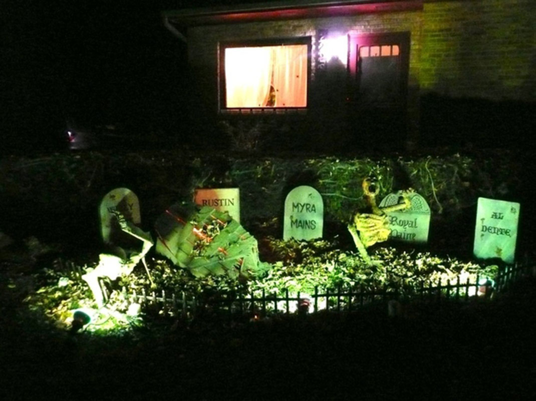 These Halloween Decorations Convert Homes Into Real Horror Meuseums-9