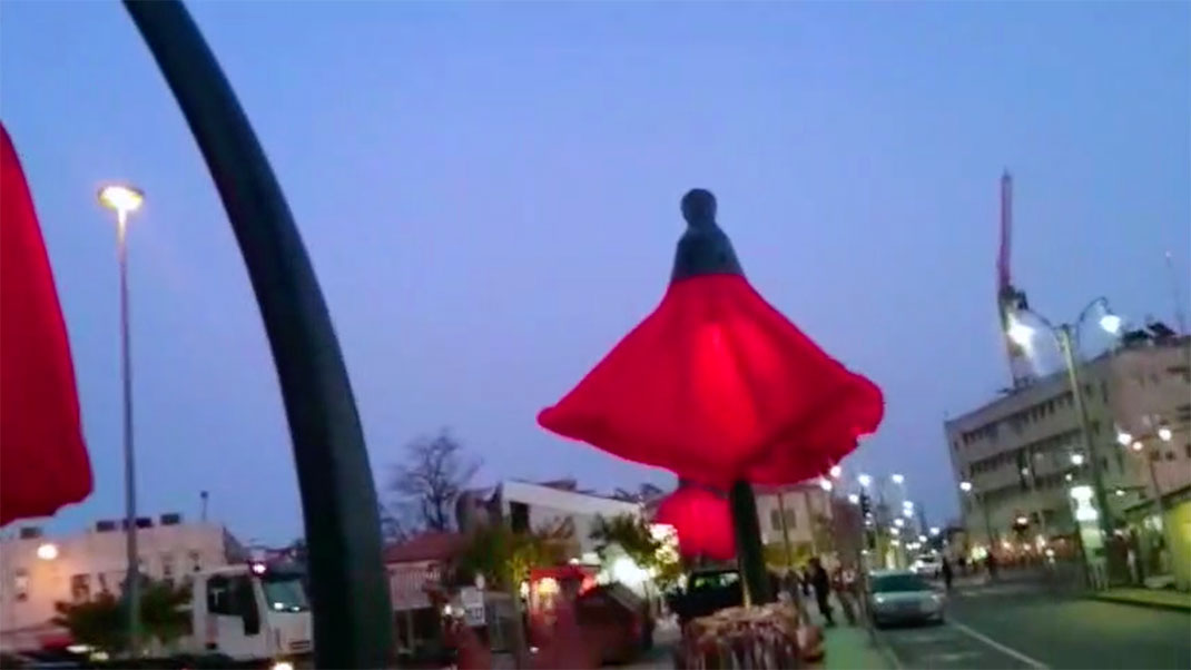 Warde: These Gigantic Streetlights Shaped As Flowers Bloom When Someone Passes Nearby-20