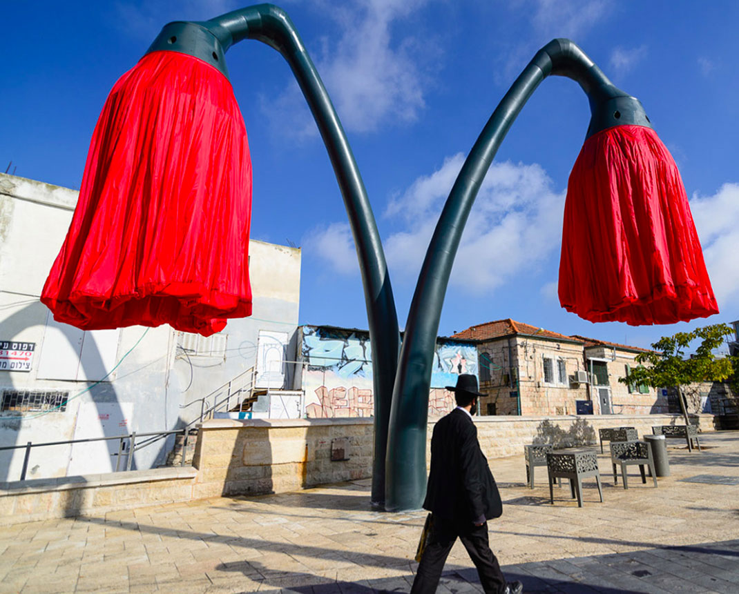 Warde: These Gigantic Streetlights Shaped As Flowers Bloom When Someone Passes Nearby-6