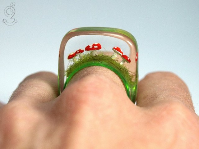 Isabell Manufactures Adorable Rings That Contain Small Scenes Of Everyday Life--12