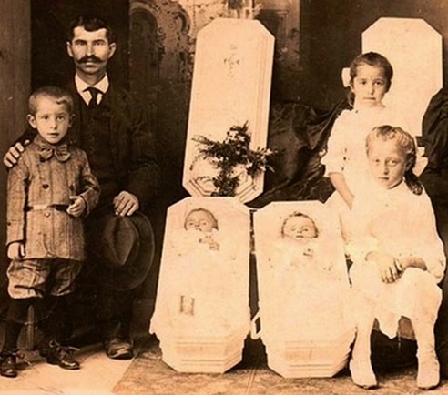 The Most Weird Tradition of Victorian Era: Post-Mortem Photography (Gallery)