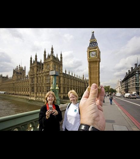 The Funny Photos Realized Using The Tourist Souvenirs (Gallery)