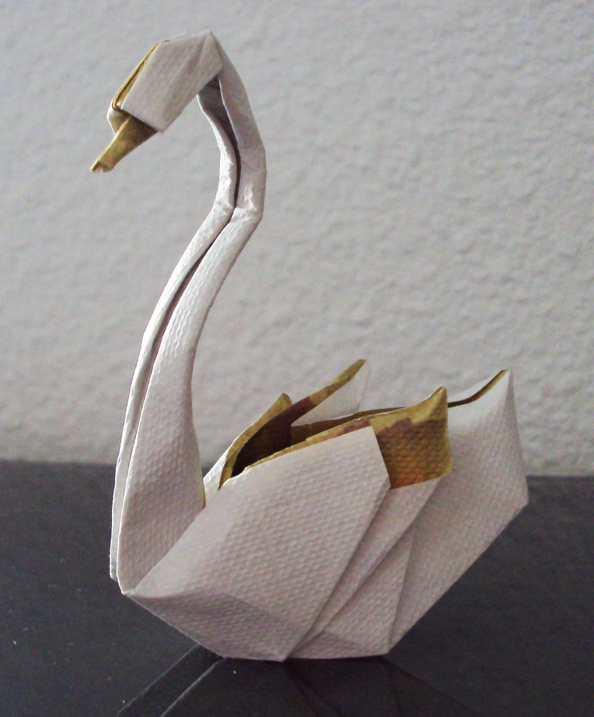 Бумажный лебедь. Лебедь шипун оригами. Поделка лебедь из бумаги. Оригами лебедь из бумаги. Фигурка лебедя из бумаги.