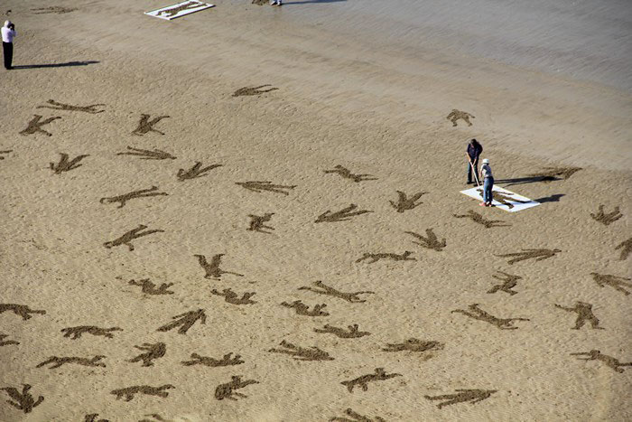 9000 Human Silhouettes Drawn On The Normandy Beaches To Promote Peace 12