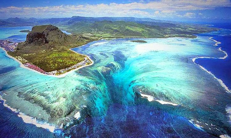 The Dazzling Illusion Of A Fascinating Waterfall That Flows Under The Ocean