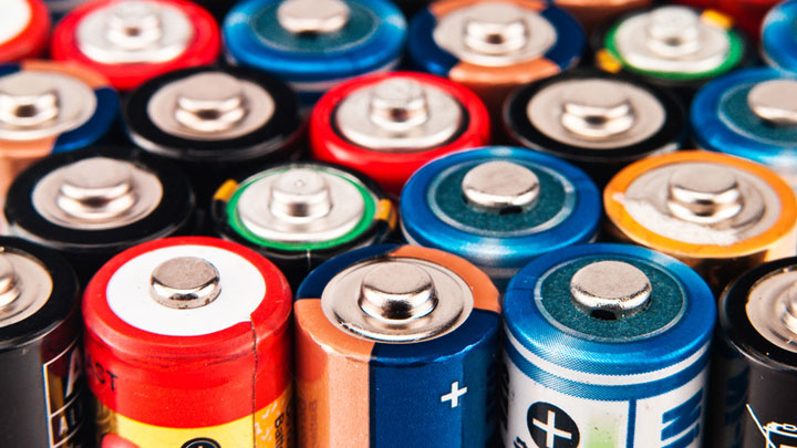 Device Charges 140 Smartphones Using Used Batteries 2