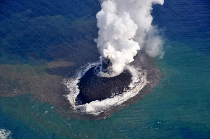 The eruption of a volcano in Japan gives rise to the birth of an island of the coast of Japan-3
