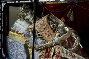 Macabre Art: 19 Skeletons Adorned With Lavish Jewelry In European Churches-16