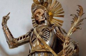 Macabre Art: 19 Skeletons Adorned With Lavish Jewelry In European Churches-4