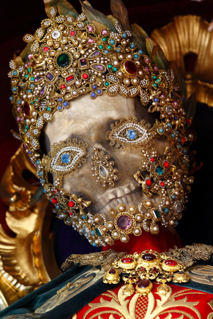 Macabre Art: 19 Skeletons Adorned With Lavish Jewelry In European Churches-6