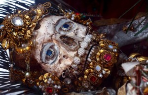 Macabre Art: 19 Skeletons Adorned With Lavish Jewelry In European Churches-9