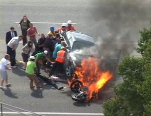 These passers join the police to lift the car on fire-
