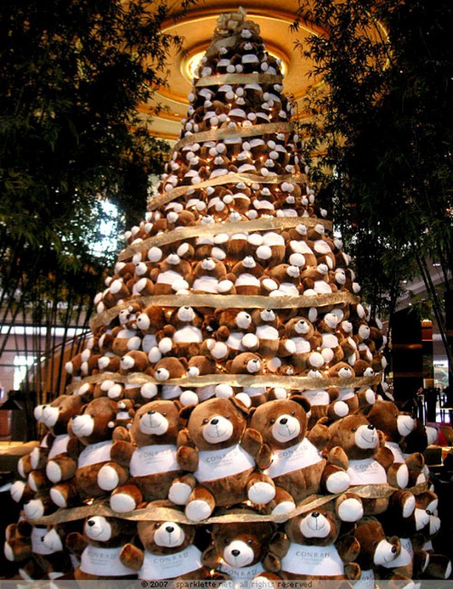 Most-Wacky-And-Non-Traditional-Christmas-Trees-19 | TechnoCrazed