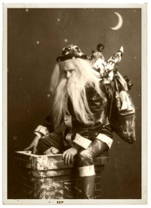 Discover The 23 Most Creepy Santa Photos From The Past-10