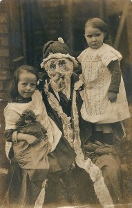 Discover The 23 Most Creepy Santa Photos From The Past-12
