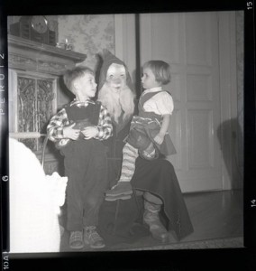 Discover The 23 Most Creepy Santa Photos From The Past-14