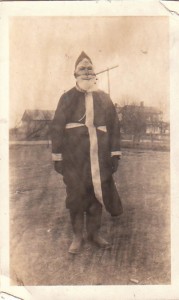 Discover The 23 Most Creepy Santa Photos From The Past-16