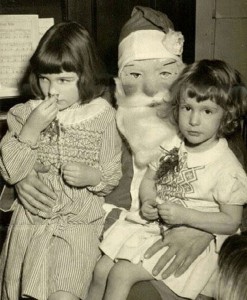 Discover The 23 Most Creepy Santa Photos From The Past-17