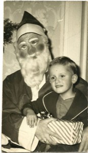 Discover The 23 Most Creepy Santa Photos From The Past-19