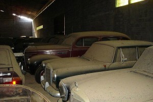 A retired couple finds a tresure in a farmhouse, a collection of vintage cars-9