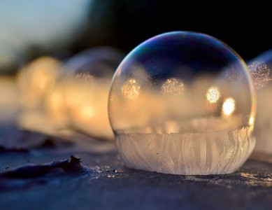 Soap Bubbles Crystallize Into Wonderful Shapes In The Cold Winter-2