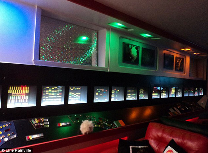 A Fan Of Star Trek Spends $30,000 To Transform Her Apartment Into A Star Trek Ship