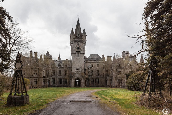 Discover The Magnificent Beauty Of An Abandoned Palace (Photo Gallery)