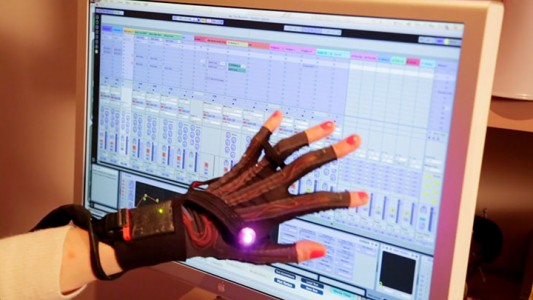 Revolutionary Connected Gloves To Compose Music By simple Hand Gestures-3