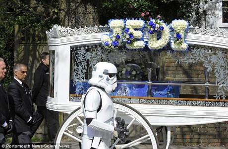 Parents Fulfill Last Desire Of Their 4 Year Old Son By Offering Him A superb Star Wars Funeral-2