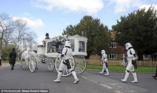 Parents Fulfill Last Desire Of Their 4 Year Old Son By Offering Him A superb Star Wars Funeral-3